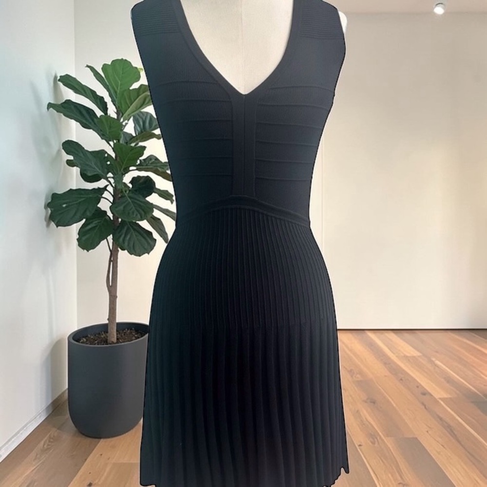 Diane Von Furstenberg Sleeveless Black Fit & Flare Pleated Knit Dress - Small - Picture 5 of 7